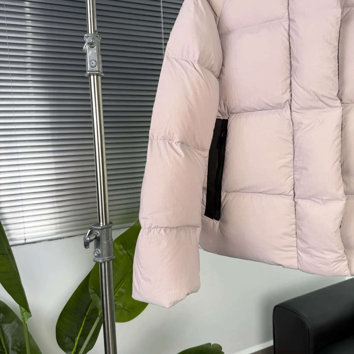 P880 High-end quality 𝑪𝒂𝒏𝒂𝒅𝒂 𝑮𝒐𝒐𝒔𝒆｜Canada Goose Black Label 𝗝𝘂𝗻𝗰𝘁𝗶𝗼𝗻 Series Capsule Short Down Jacket/Ouyang Nana Generation/Same Style for Men and Women 𝗦𝗶𝘇𝗲: 𝗫𝗦 𝗦 𝗠 𝗟 𝗫𝗟 𝗫𝗫𝗟 Product color: black, pure white, off-white, cherry blossom pink, green, brown, Coding: 𝟬𝟬𝟬𝟲𝟭𝟬𝗖